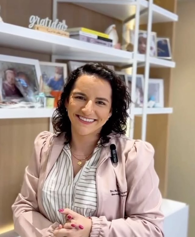Dra. Ana Flávia Carpes sorrindo no consultório