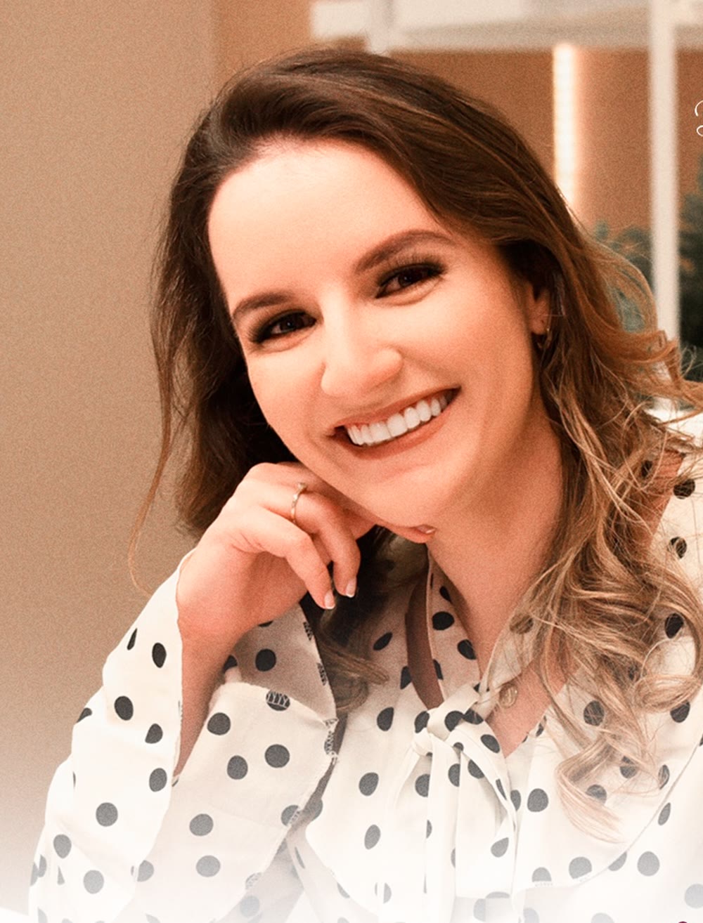Dra. Ana Flávia Carpes sorrindo em seu consultório